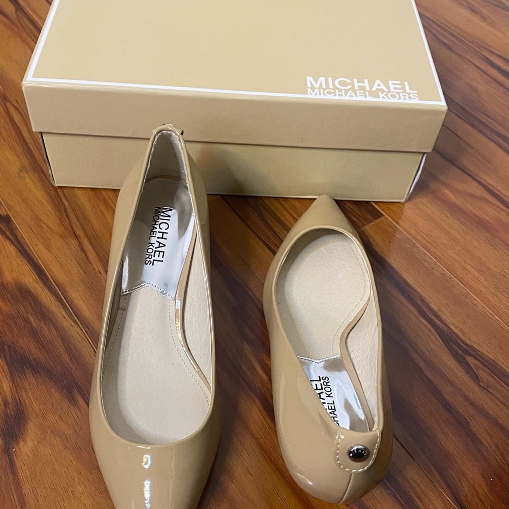 Michael Kors Tan Patent Leather Heels with Classic Silhouette - Picture 3 of 4